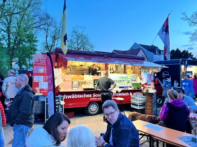 Abend- und Schlemmermarkt — kulinarische Abende auf der Rösrather Straße.